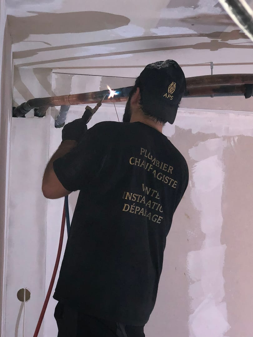 réalisation d'une soudure par un plombier aps à Sanary-sur-Mer (83110)